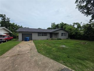 1204 NW 2nd Street, Bentonville, AR 72712