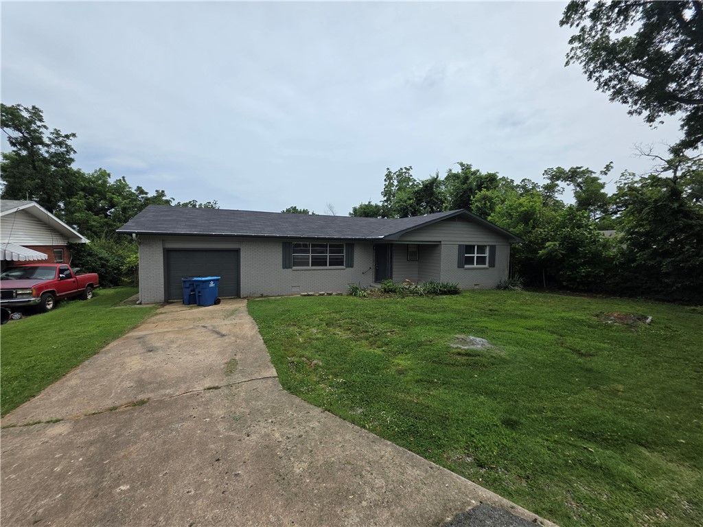 1204 NW 2nd Street, Bentonville, AR 72712