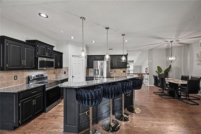 14090 NW 64th Terrace, Parkville, MO 64152