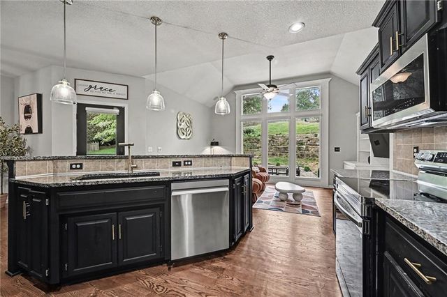 14090 NW 64th Terrace, Parkville, MO 64152