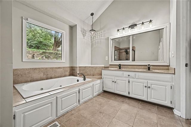 14090 NW 64th Terrace, Parkville, MO 64152
