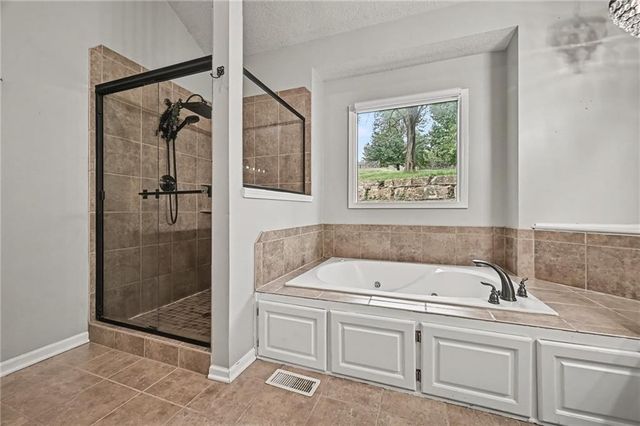 14090 NW 64th Terrace, Parkville, MO 64152