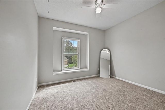14090 NW 64th Terrace, Parkville, MO 64152