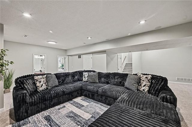 14090 NW 64th Terrace, Parkville, MO 64152