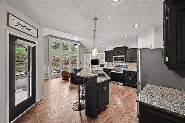 14090 NW 64th Terrace, Parkville, MO 64152