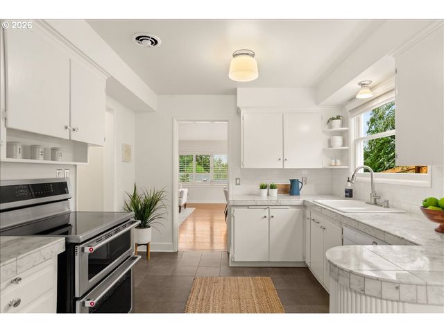 5922 Sw 47TH Ave, Portland, OR 97221