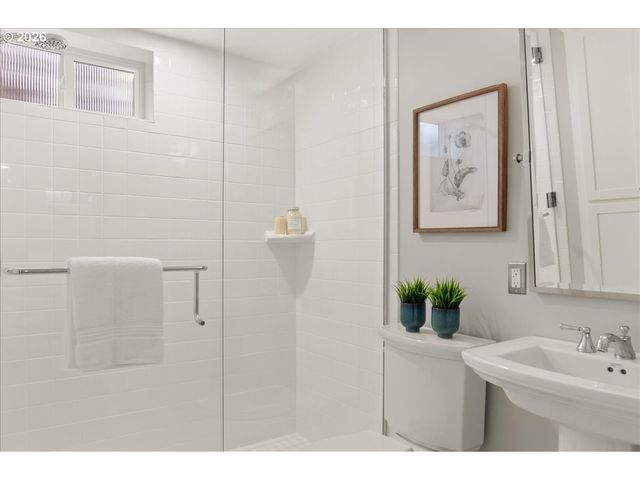 5922 Sw 47TH Ave, Portland, OR 97221