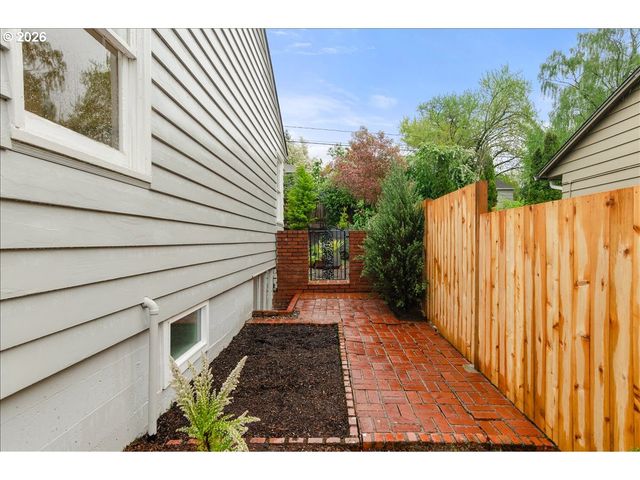 5922 Sw 47TH Ave, Portland, OR 97221