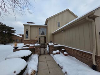 37692 N Laurel Park Drive, Livonia, MI 48152