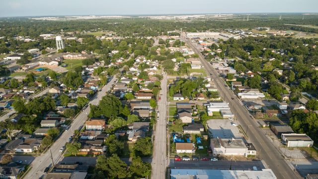 200 E Defee Avenue, Baytown, TX 77520