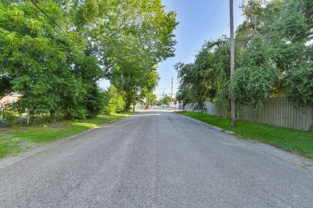 200 E Defee Avenue, Baytown, TX 77520