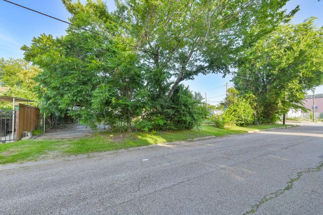 200 E Defee Avenue, Baytown, TX 77520