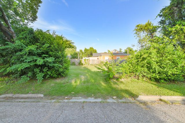 200 E Defee Avenue, Baytown, TX 77520