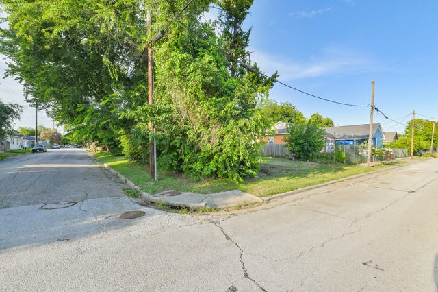 200 E Defee Avenue, Baytown, TX 77520