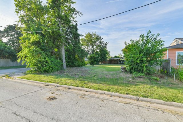200 E Defee Avenue, Baytown, TX 77520