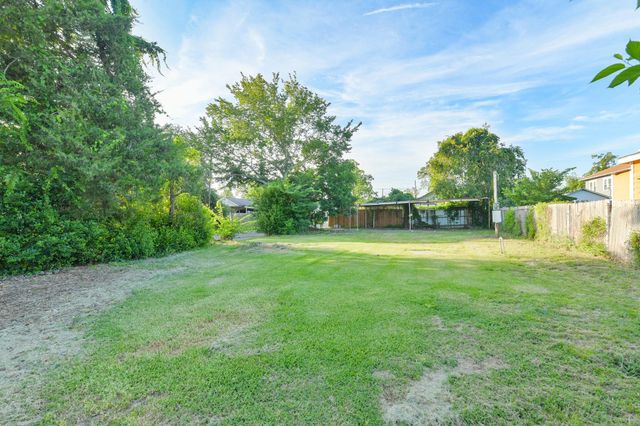 200 E Defee Avenue, Baytown, TX 77520