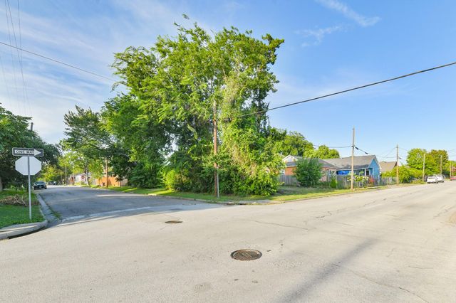 200 E Defee Avenue, Baytown, TX 77520