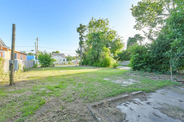 200 E Defee Avenue, Baytown, TX 77520