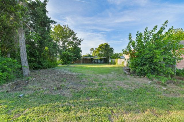 200 E Defee Avenue, Baytown, TX 77520