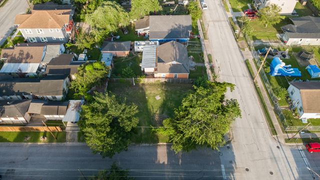 200 E Defee Avenue, Baytown, TX 77520
