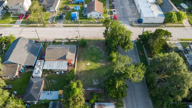 200 E Defee Avenue, Baytown, TX 77520