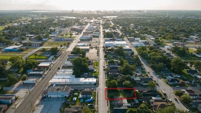 200 E Defee Avenue, Baytown, TX 77520