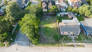 200 E Defee Avenue, Baytown, TX 77520