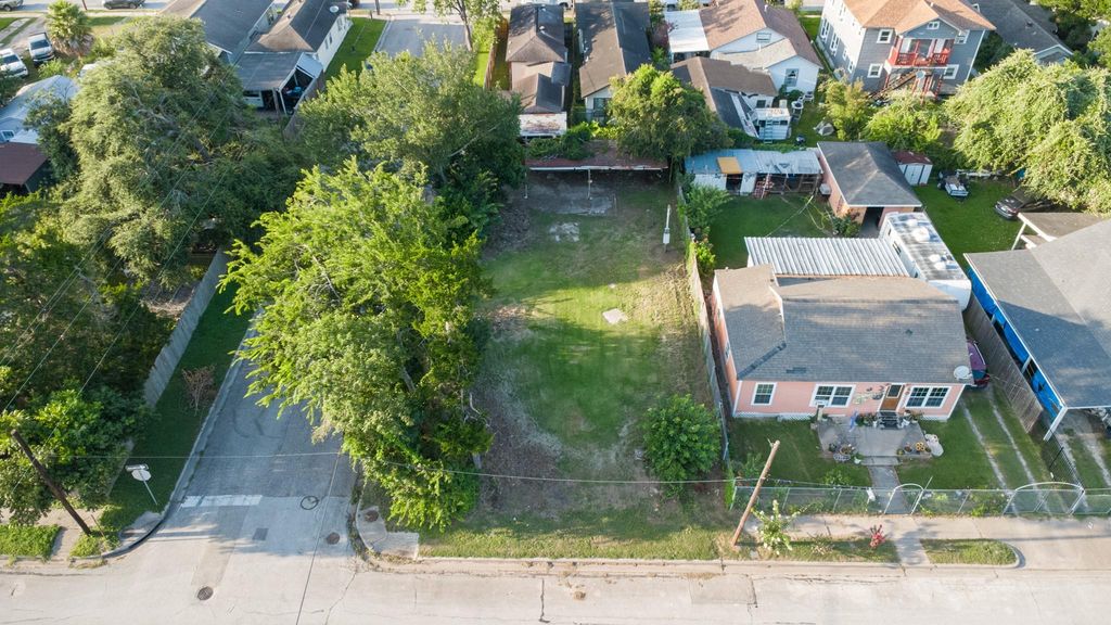 200 E Defee Avenue, Baytown, TX 77520