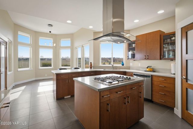 904 Majesty Heights Dr, Yakima, WA 98908