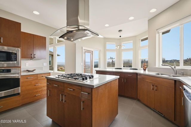 904 Majesty Heights Dr, Yakima, WA 98908