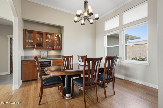 904 Majesty Heights Dr, Yakima, WA 98908