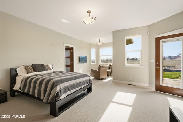 904 Majesty Heights Dr, Yakima, WA 98908