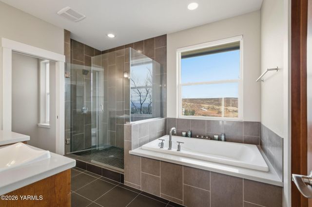 904 Majesty Heights Dr, Yakima, WA 98908