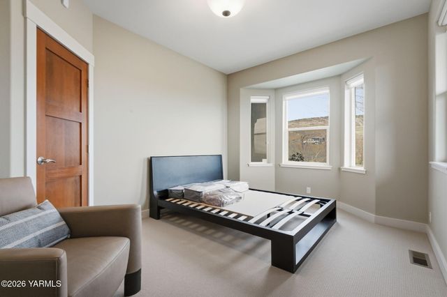 904 Majesty Heights Dr, Yakima, WA 98908