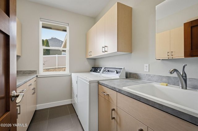 904 Majesty Heights Dr, Yakima, WA 98908