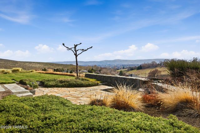 904 Majesty Heights Dr, Yakima, WA 98908