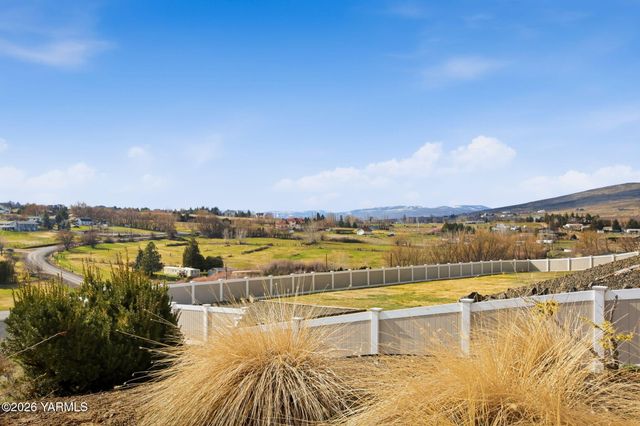 904 Majesty Heights Dr, Yakima, WA 98908