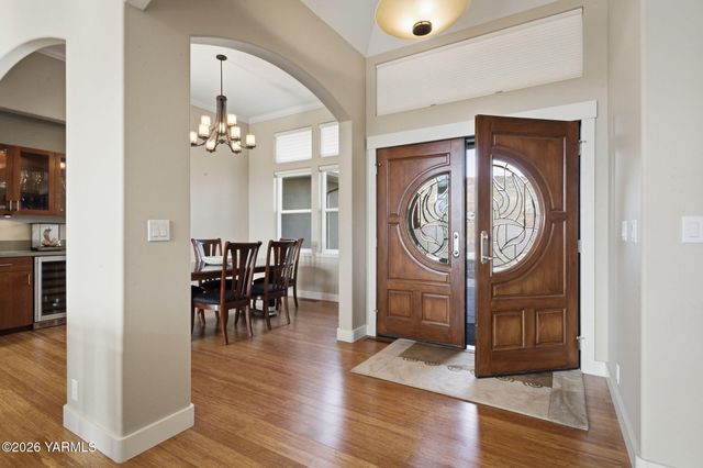 904 Majesty Heights Dr, Yakima, WA 98908