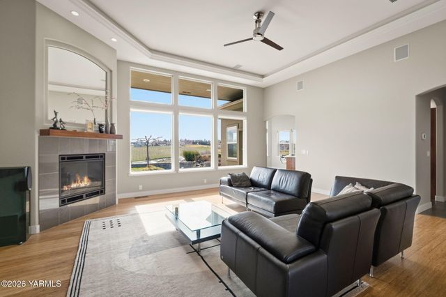 904 Majesty Heights Dr, Yakima, WA 98908