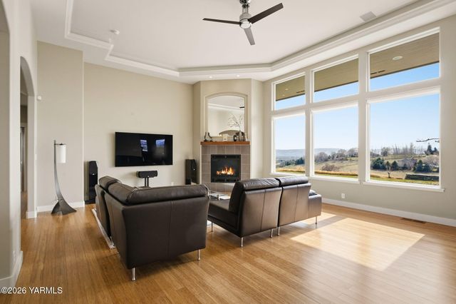 904 Majesty Heights Dr, Yakima, WA 98908