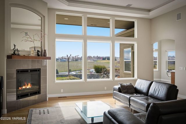 904 Majesty Heights Dr, Yakima, WA 98908