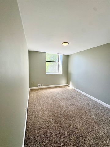 34 Newhall St 212, Lowell, MA 01852