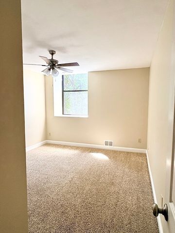 34 Newhall St 212, Lowell, MA 01852