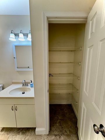 34 Newhall St 212, Lowell, MA 01852