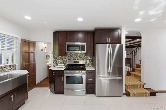 15 Kingsbury Road, New Rochelle, NY 10804