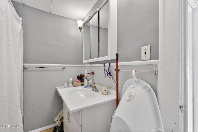 2335 Airport Highway, Toledo, OH 43609