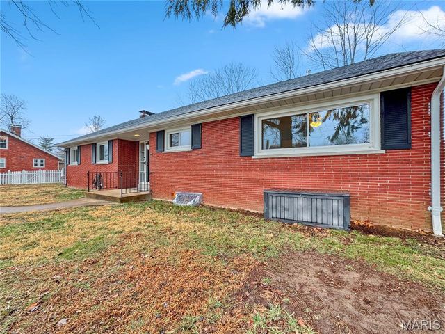 325 N MARKET Street N, Waterloo, IL 62298