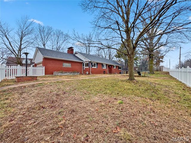 325 N MARKET Street N, Waterloo, IL 62298