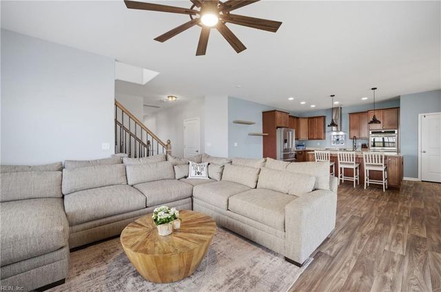 102 Oak Bend CT, Moyock, NC 27958