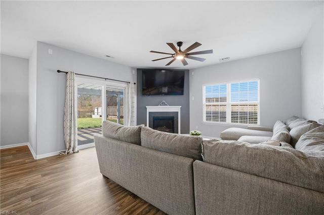 102 Oak Bend CT, Moyock, NC 27958